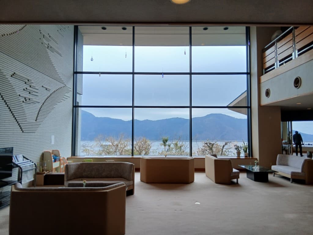 大きな窓から山並みを望むラウンジ